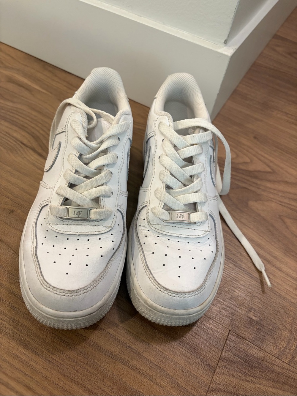 Kids (women’s size 7/eu 38) White Athletic Sneakers - Classic Low-Top